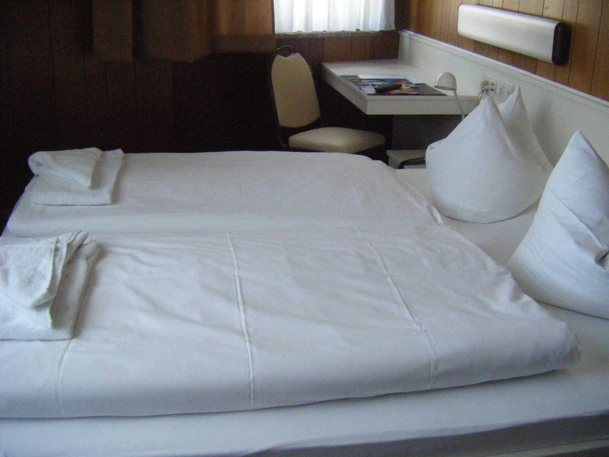 Central-Hotel Tegel Берлин Екстериор снимка